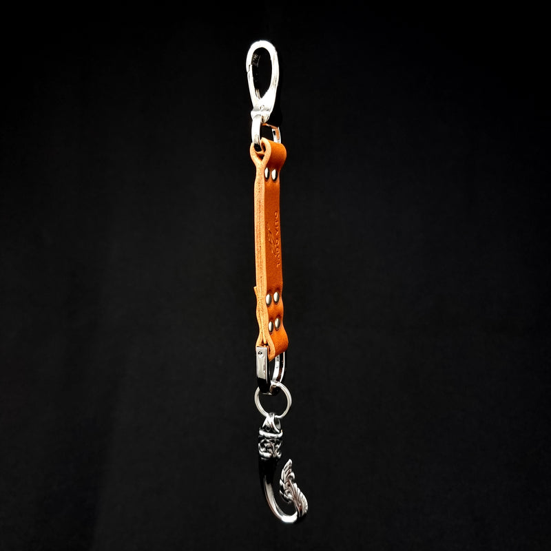 BROWN LEATHER KEYRING ACCESSORY WITH HOOK CHARM